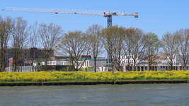 848861 Gezicht over het Amsterdam-Rijnkanaal vanaf het voetpad langs de Johan Wagenaarkade te Utrecht, op de ...